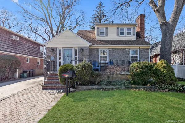 $775,000 | 81 Stuart Street, Lynbrook, NY 11563