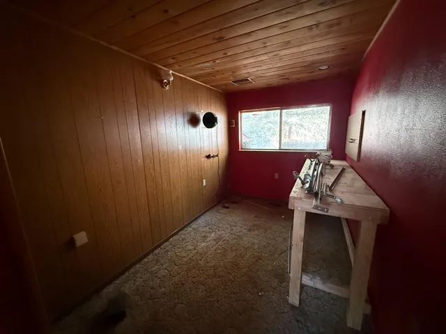 a view of a livingroom with furniture