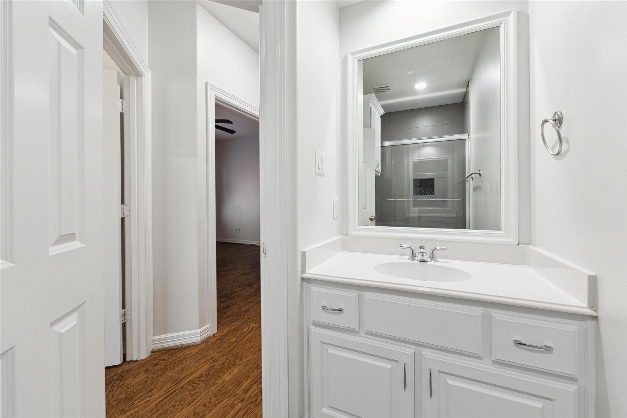 13639 Brookbluff Lane Houston, TX 77077 - Photo 20 of 22 Shared secondary bathroom.