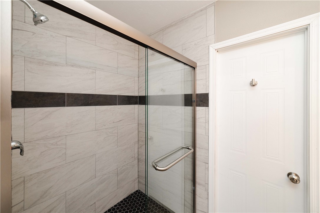 3248 West Carmichael Road Golden Valley, AZ 86413 - Photo 5 of 53 Tiled bathroom step in shower