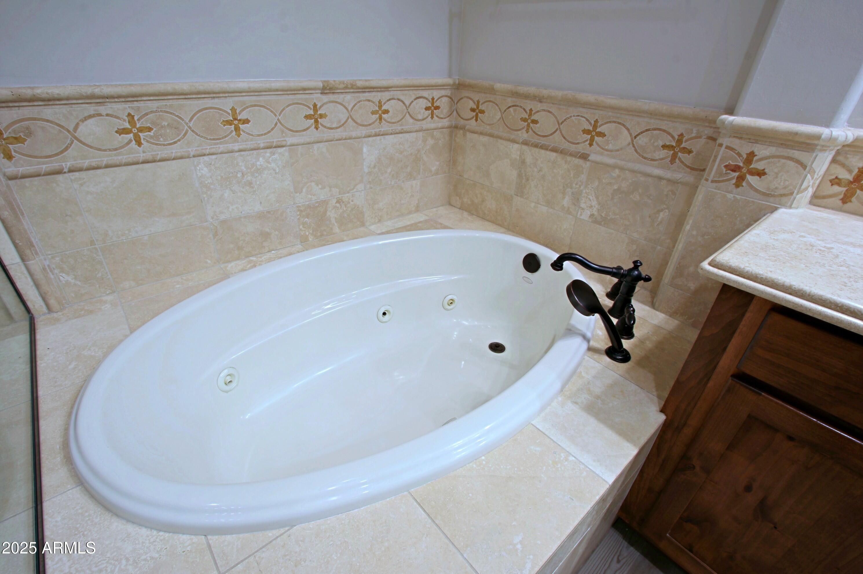 18650 North Thompson Peak Parkway, Unit 1052 Scottsdale, AZ 85255 - Photo 15 of 38 a bathroom with a bathtub
