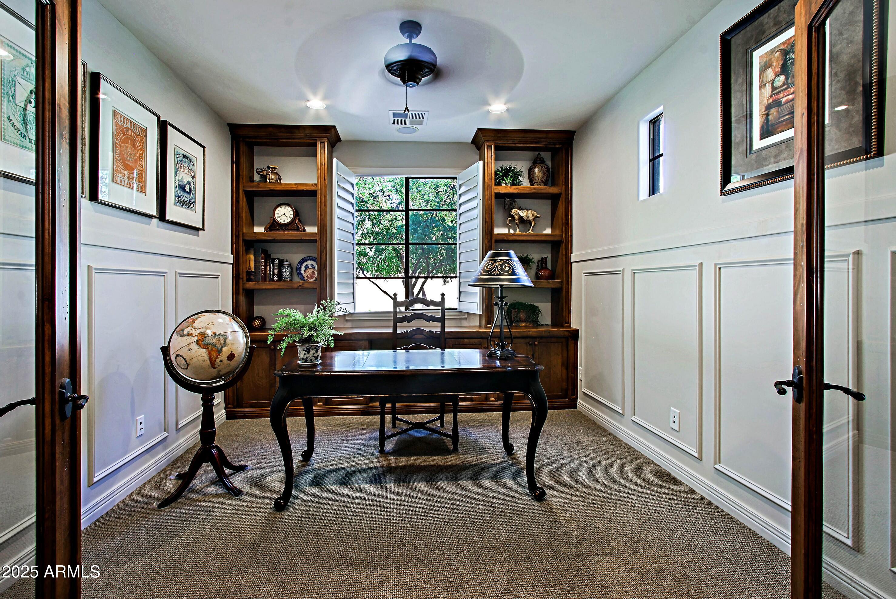 18650 North Thompson Peak Parkway, Unit 1052 Scottsdale, AZ 85255 - Photo 19 of 38 a view of a livingroom with furniture and entryway