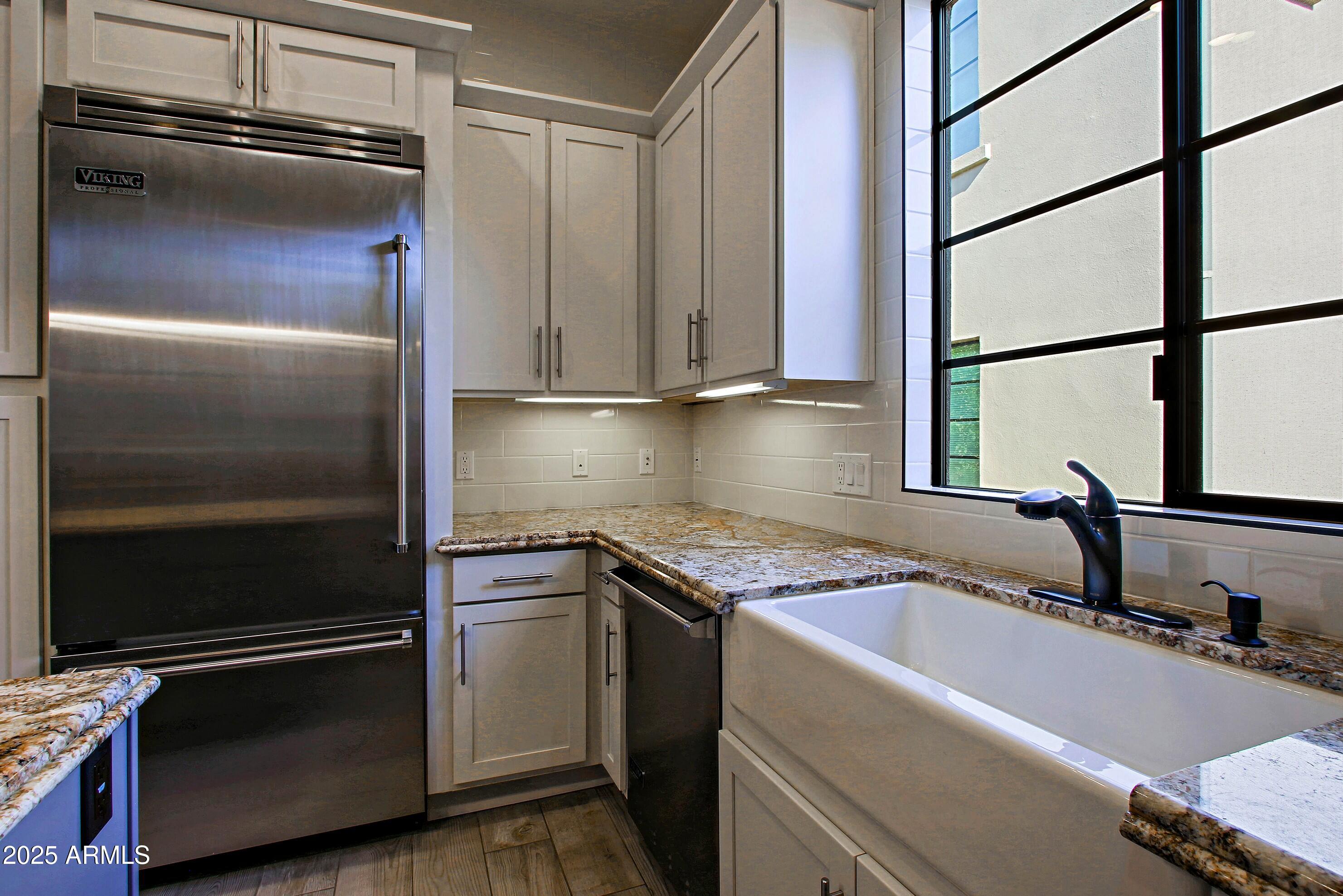 18650 North Thompson Peak Parkway, Unit 1052 Scottsdale, AZ 85255 - Photo 4 of 38 a kitchen with a refrigerator stove and sink