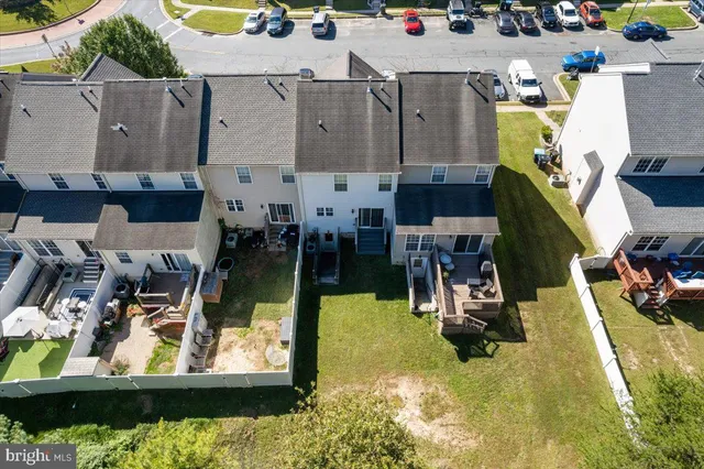 a view of yard with seating area