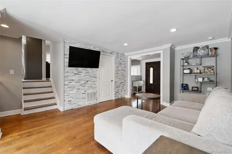 $989,888 | 7 Rita Lane, Plainview, NY 11803