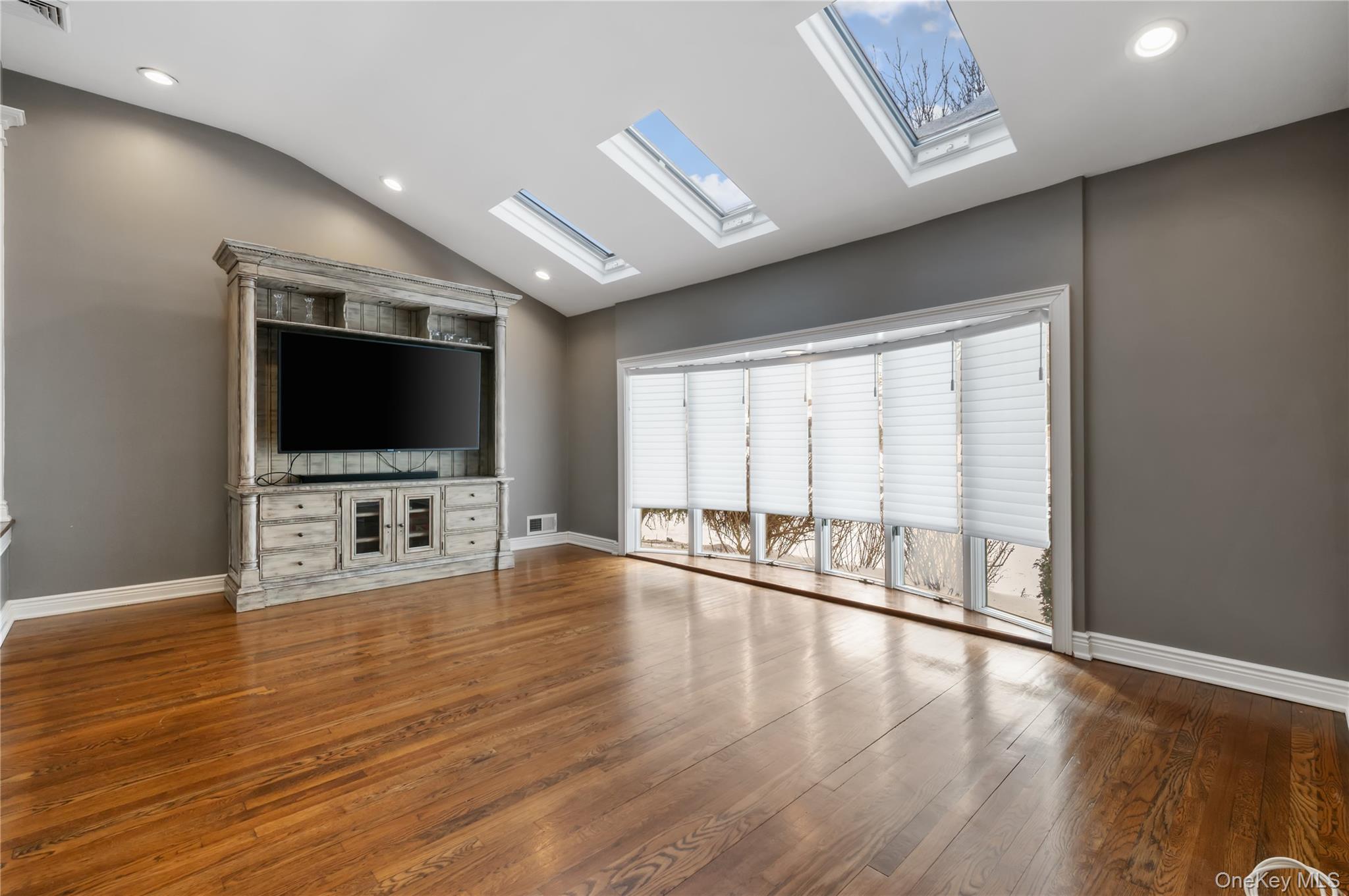 7 Rita Lane Plainview, NY 11803 - Photo 3 of 30