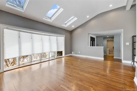 $989,888 | 7 Rita Lane, Plainview, NY 11803