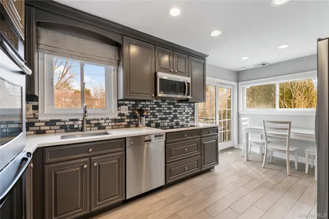 $989,888 | 7 Rita Lane, Plainview, NY 11803