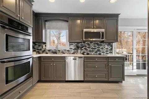 $989,888 | 7 Rita Lane, Plainview, NY 11803