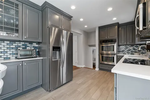 $989,888 | 7 Rita Lane, Plainview, NY 11803