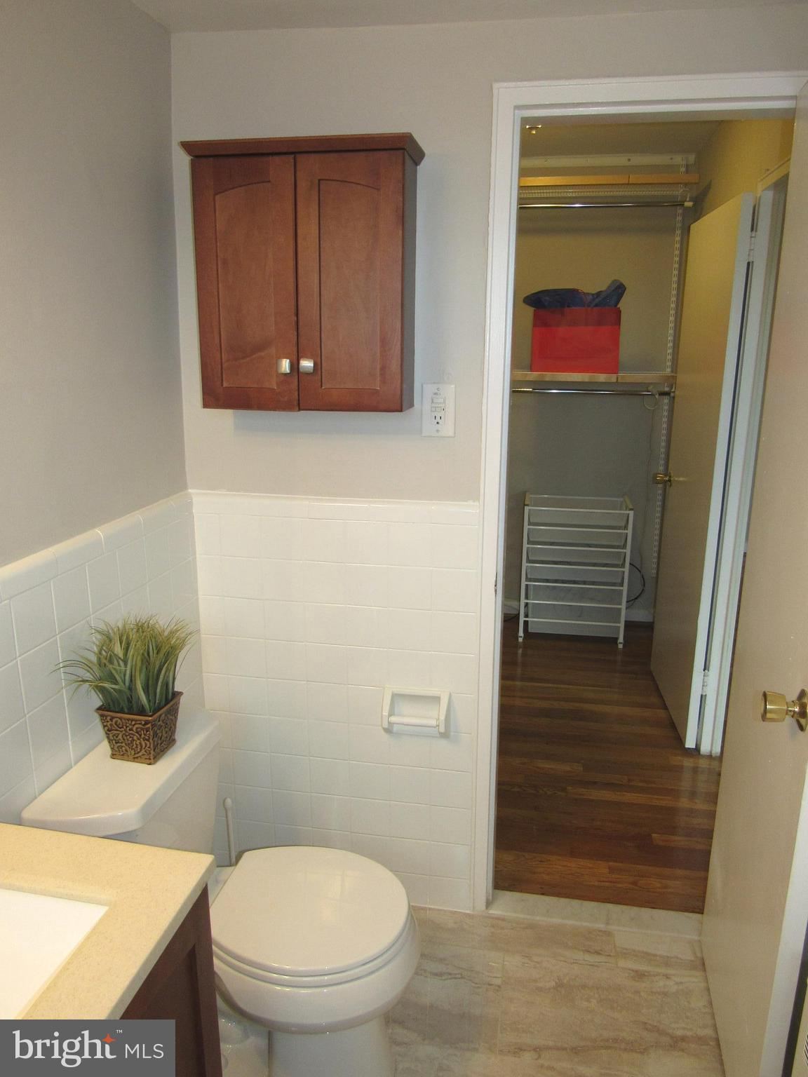 1300 South Arlington Ridge Road, Unit 617 Arlington, VA 22202 - Photo 15 of 25 a living room with a sink and mirror