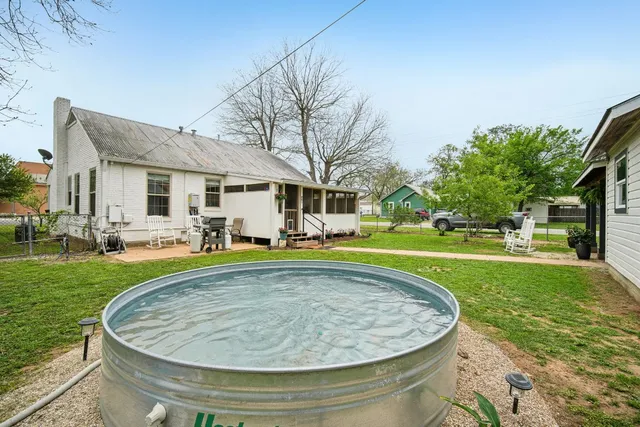 $1,250 | 801 1/2 Bishop Street, Smithville, TX 78957