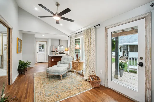 $1,250 | 801 1/2 Bishop Street, Smithville, TX 78957