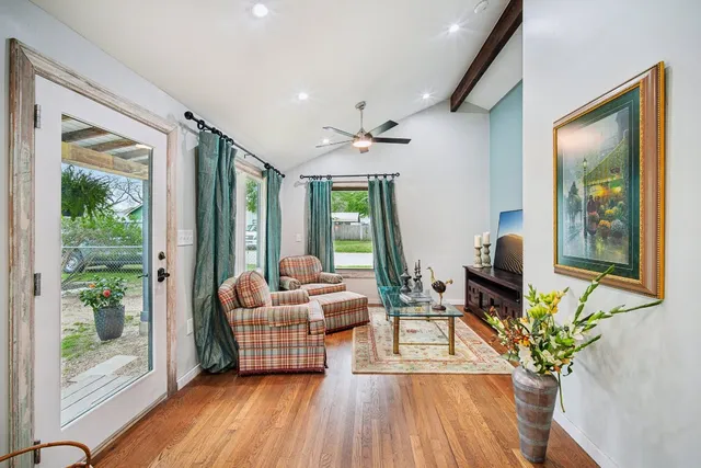 $1,250 | 801 1/2 Bishop Street, Smithville, TX 78957