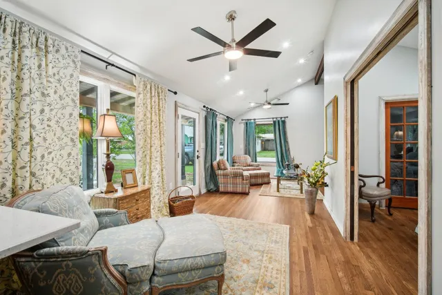 $1,250 | 801 1/2 Bishop Street, Smithville, TX 78957