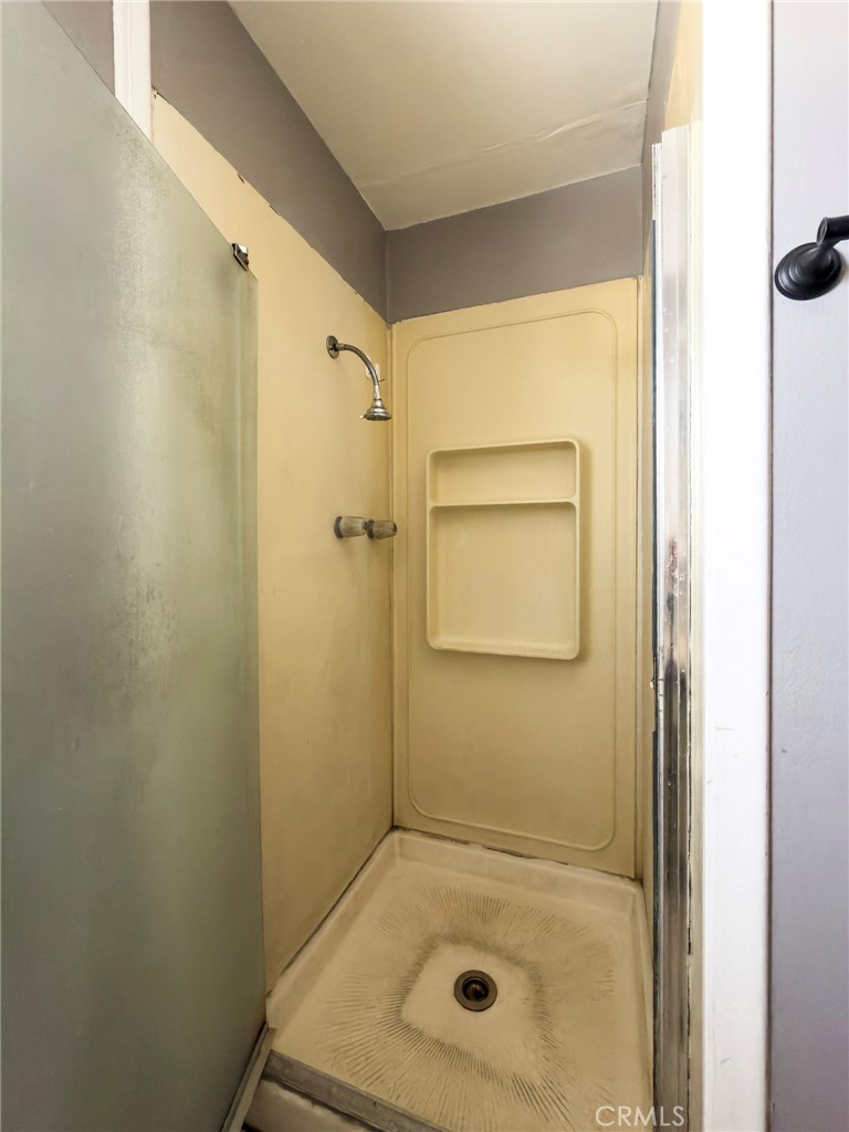 9892 West Chanticleer Road Anaheim, CA 92804 - Photo 8 of 28 Master bathroom