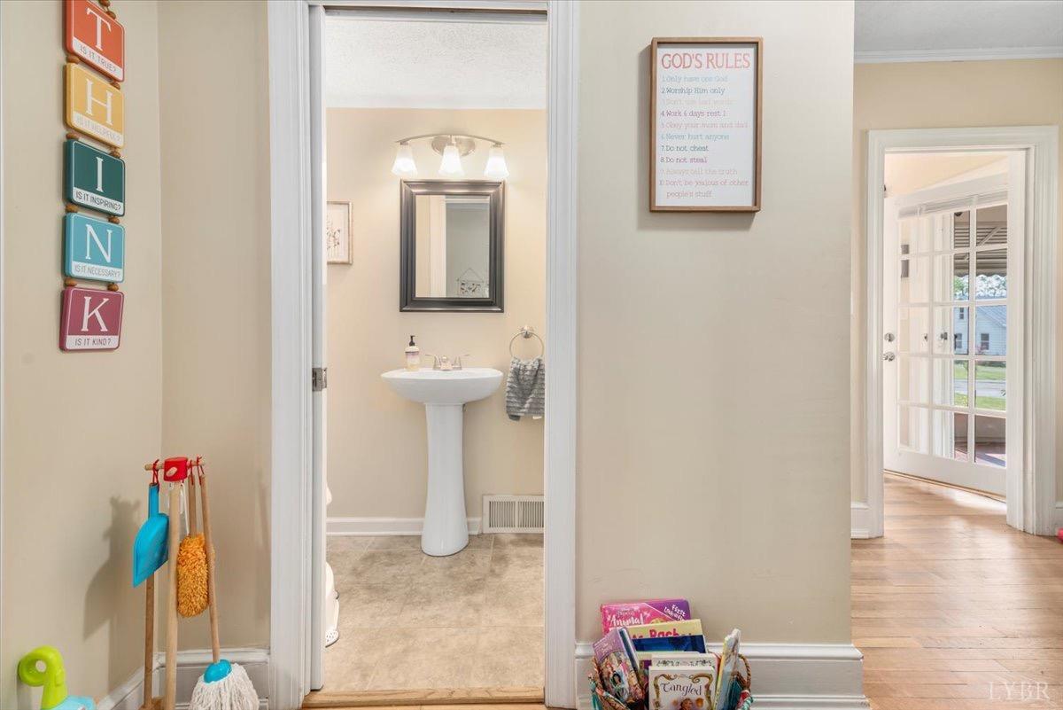 152 Pine Street Amherst, VA 24521 - Photo 16 of 53 view of hall way with mirror