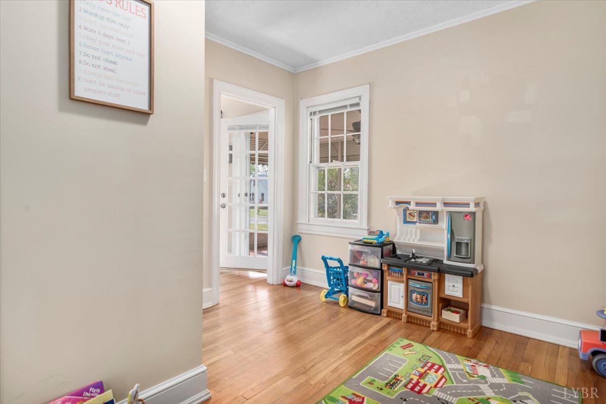 152 Pine Street Amherst, VA 24521 - Photo 18 of 53 a living room with furniture and next to a window