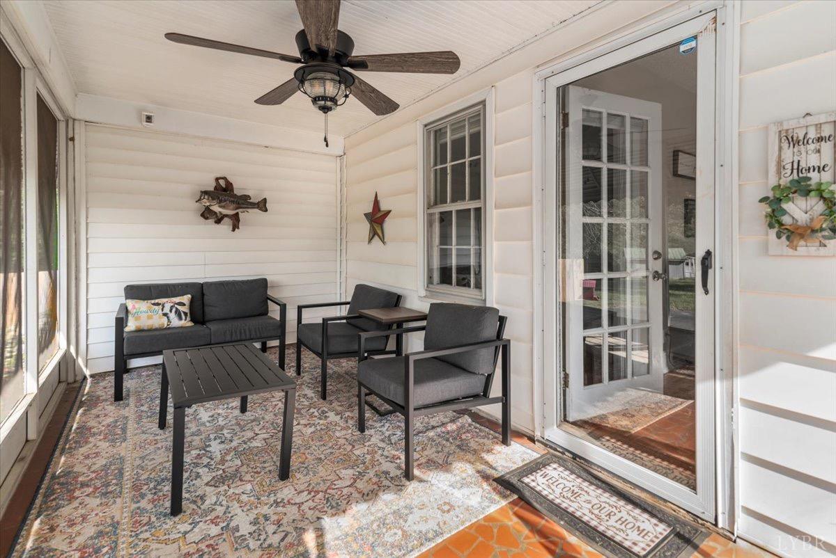 152 Pine Street Amherst, VA 24521 - Photo 42 of 53 a living room with furniture