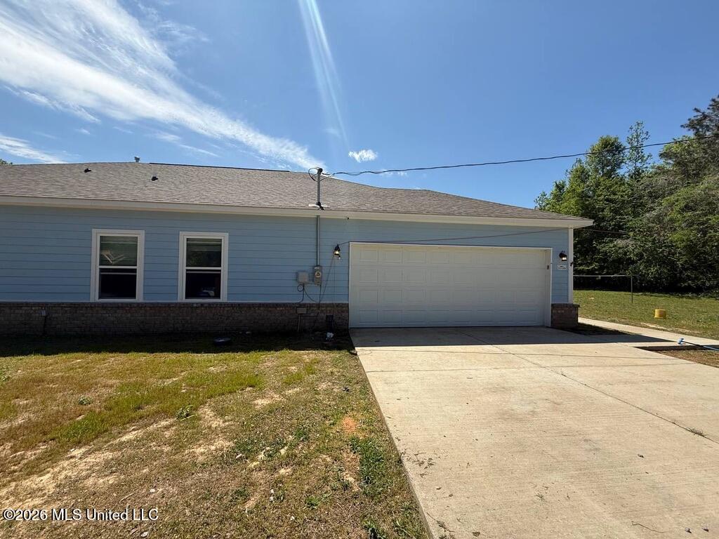 1748 Victoria Road Byhalia, MS 38611 - Photo 3 of 20 garage/drive way