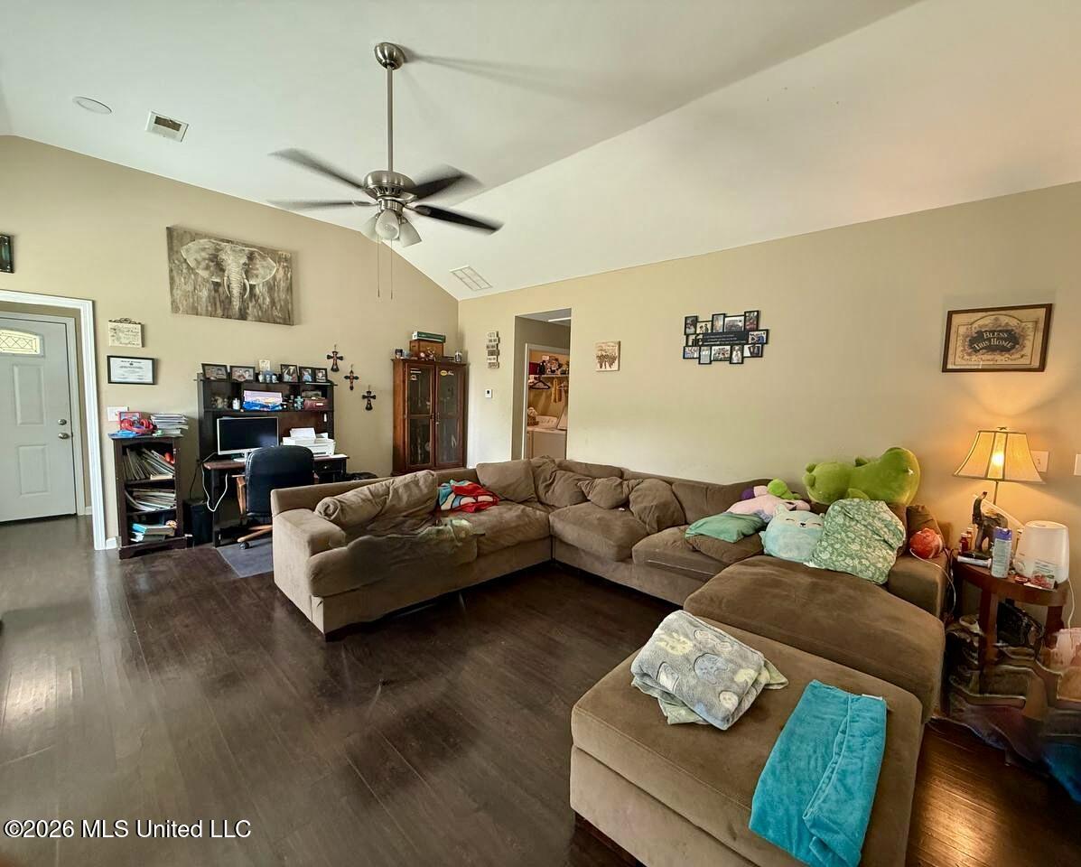 1748 Victoria Road Byhalia, MS 38611 - Photo 8 of 20 Living Room
