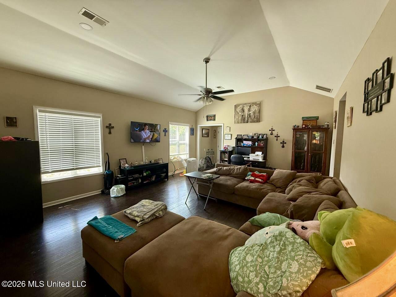 1748 Victoria Road Byhalia, MS 38611 - Photo 9 of 20 Living Room