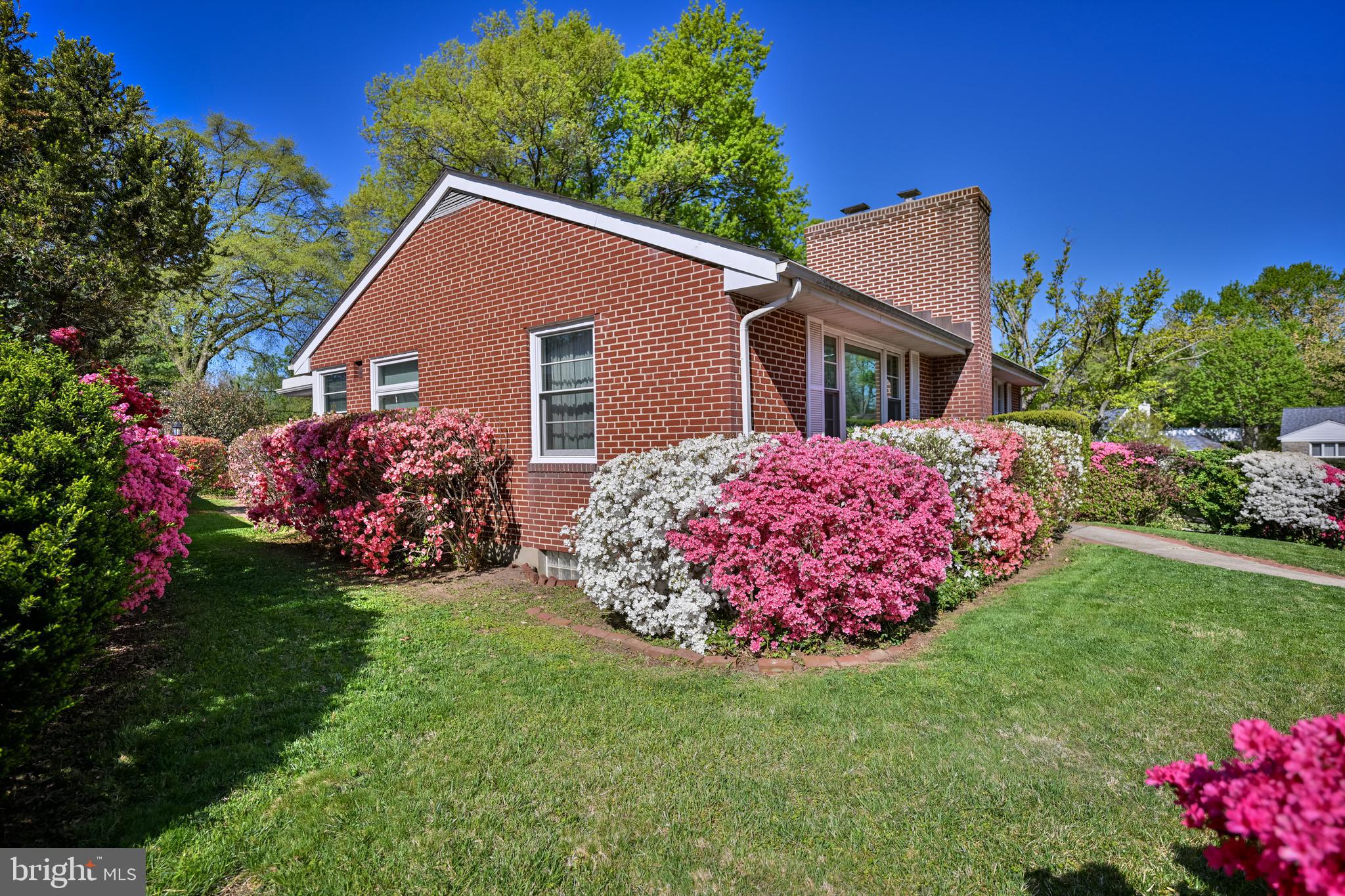 909 Weatherbee Road Towson, MD 21286 - Photo 6 of 51 a front view of a house with garden