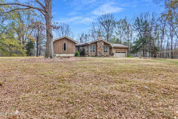 $300,000 | 8500 Lakeshore Drive, Walls, MS 38680