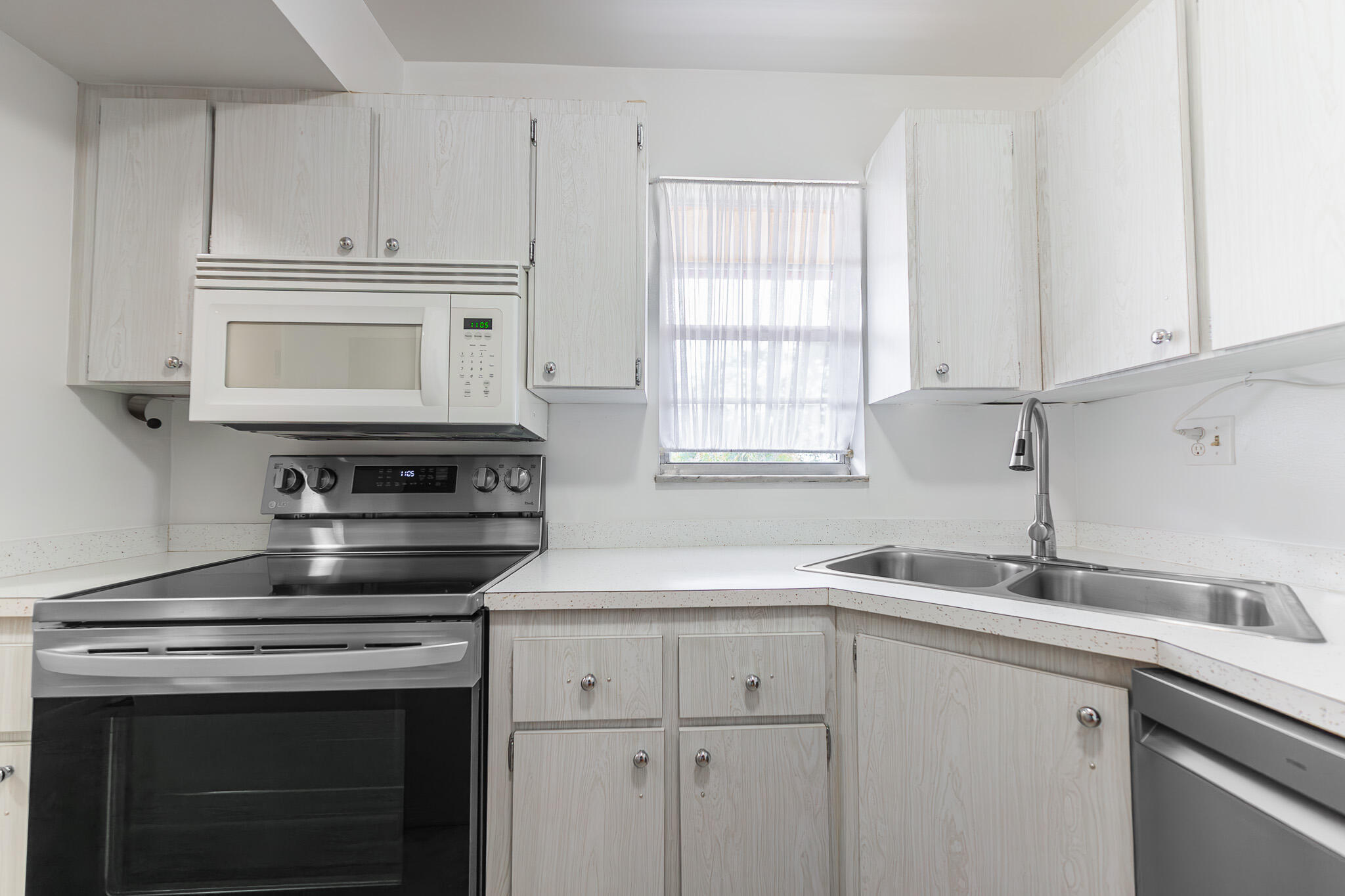 1982 Southwest Palm City Road, Unit I Stuart, FL 34994 - Photo 5 of 25 4