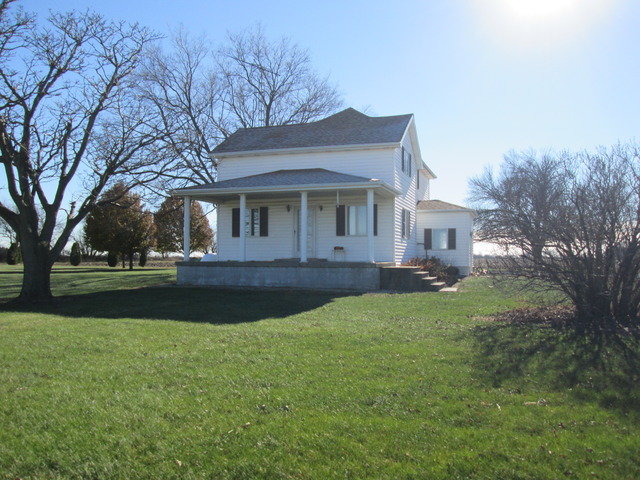 17424 West Rte 17 Reddick, IL 60961 - Photo 3 of 24 a front view of a house with garden