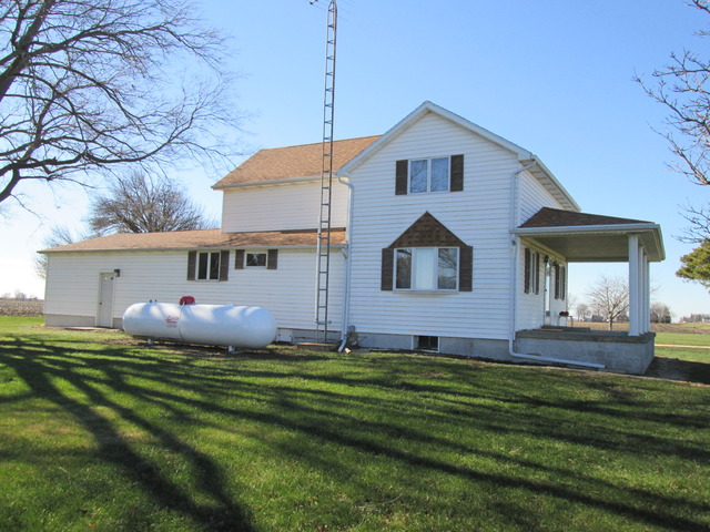 17424 West Rte 17 Reddick, IL 60961 - Photo 4 of 24 a front view of a house with a yard
