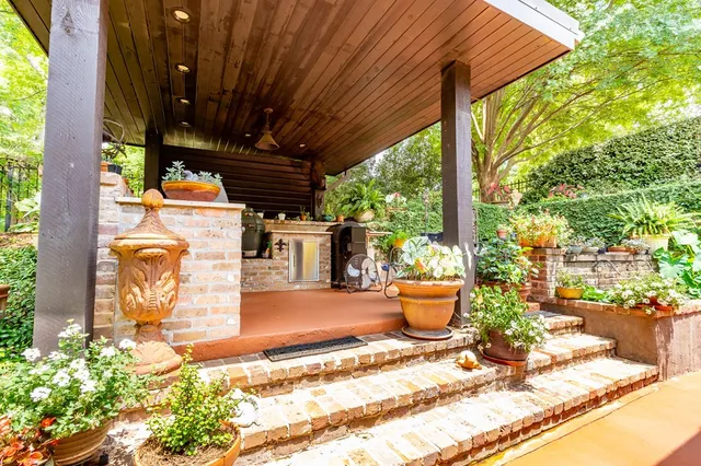 $475,000 | 109 Grove Place, Summit, MS 39666