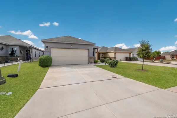 $1,697 | 3023 Laguna Cliffs, Converse, TX 78109