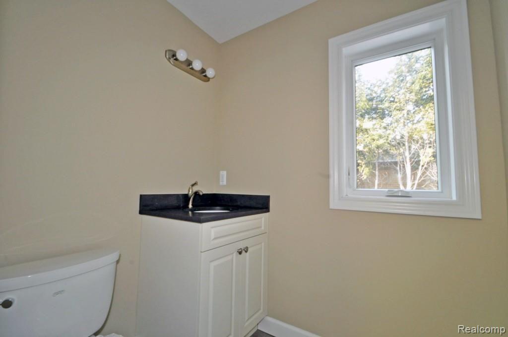 561 Ballantyne Road Grosse Pointe, MI 48236 - Photo 13 of 31 13.jpg