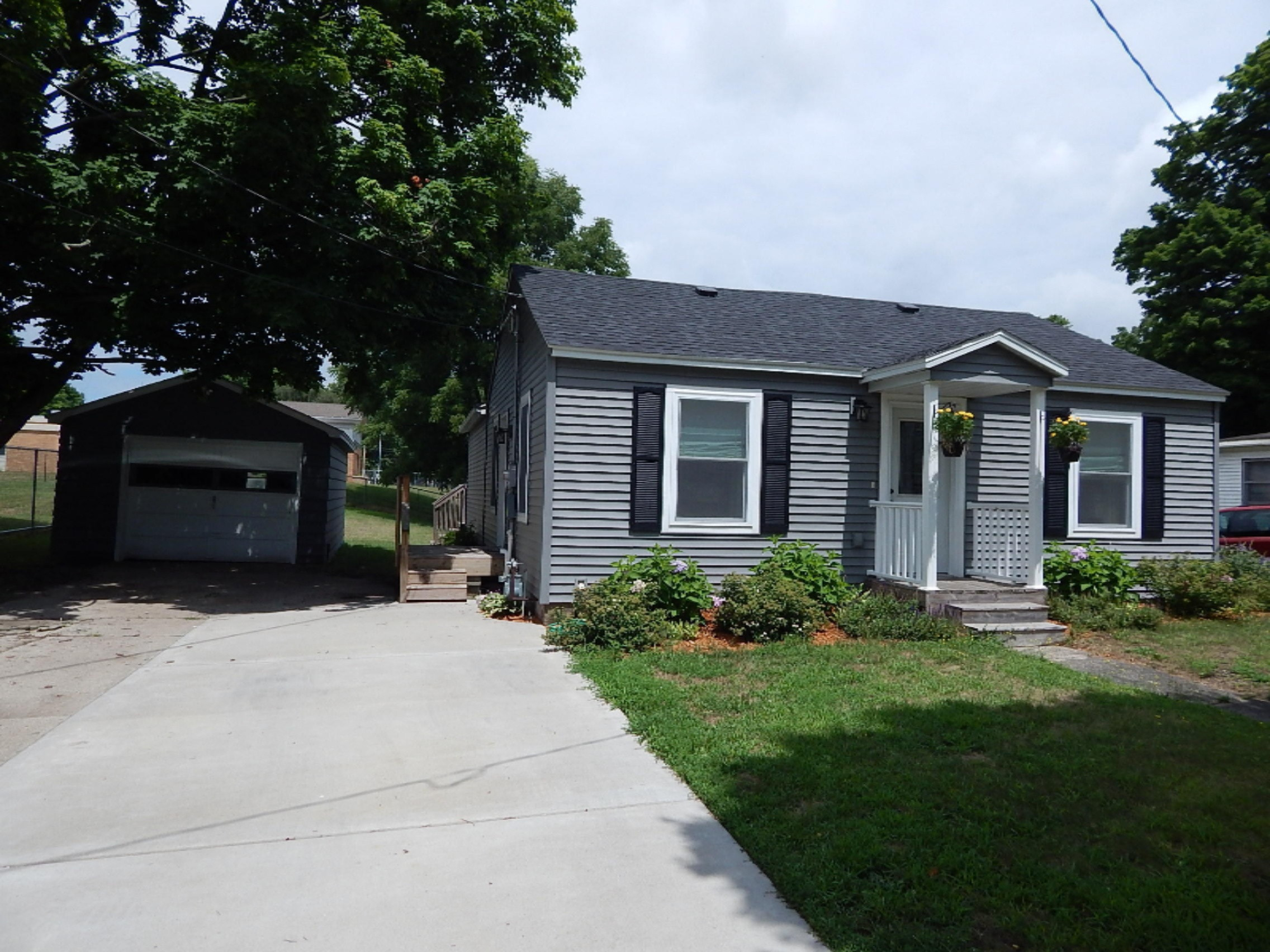 719 Millard Street Three Rivers, MI 49093 - Photo 4 of 25 DSCN4288