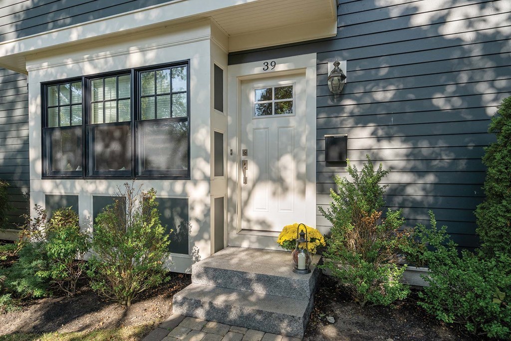 39 Beaconwood Road, Unit 1 Newton, MA 02461 - Photo 2 of 20 Gallery Image 2