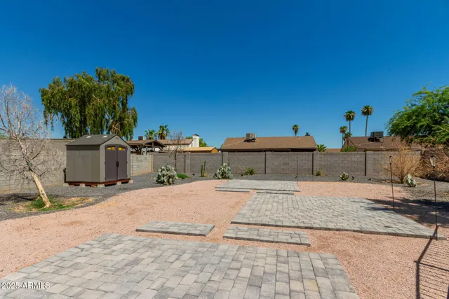 a view of a backyard