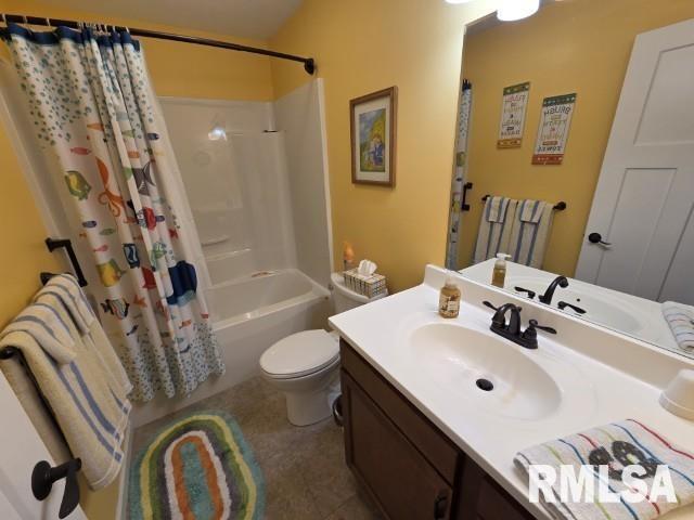 9251 Highway 148 Mount Vernon, IL 62864 - Photo 19 of 68 a bathroom with a sink a toilet and shower