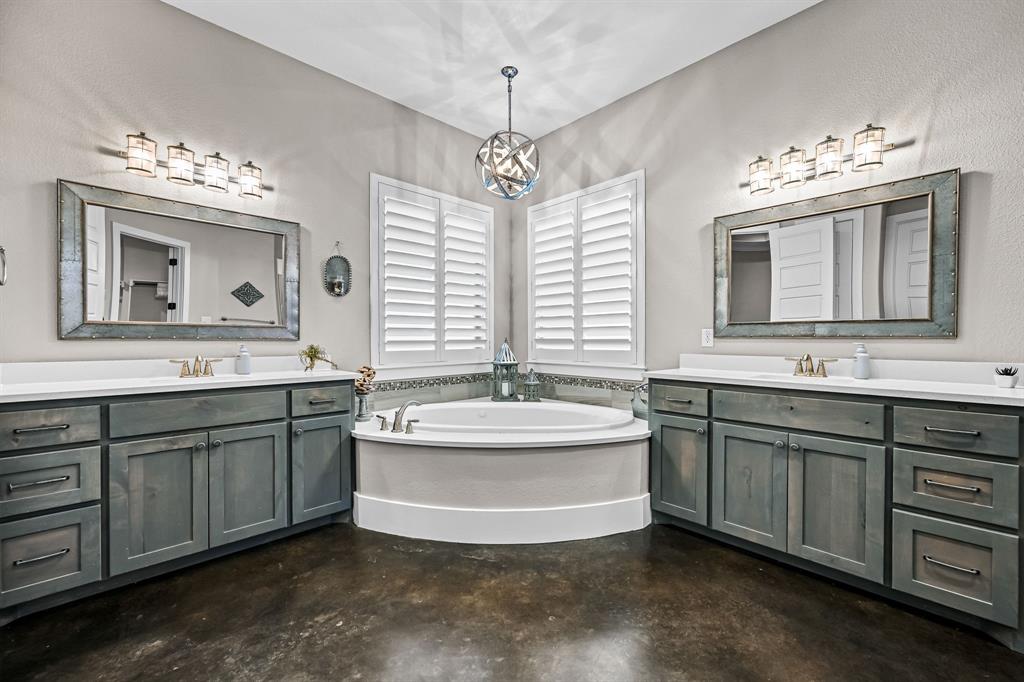 1070 Cornelius Road Rockwall, TX 75087 - Photo 16 of 33 Separate vanities and corner soaking tub.