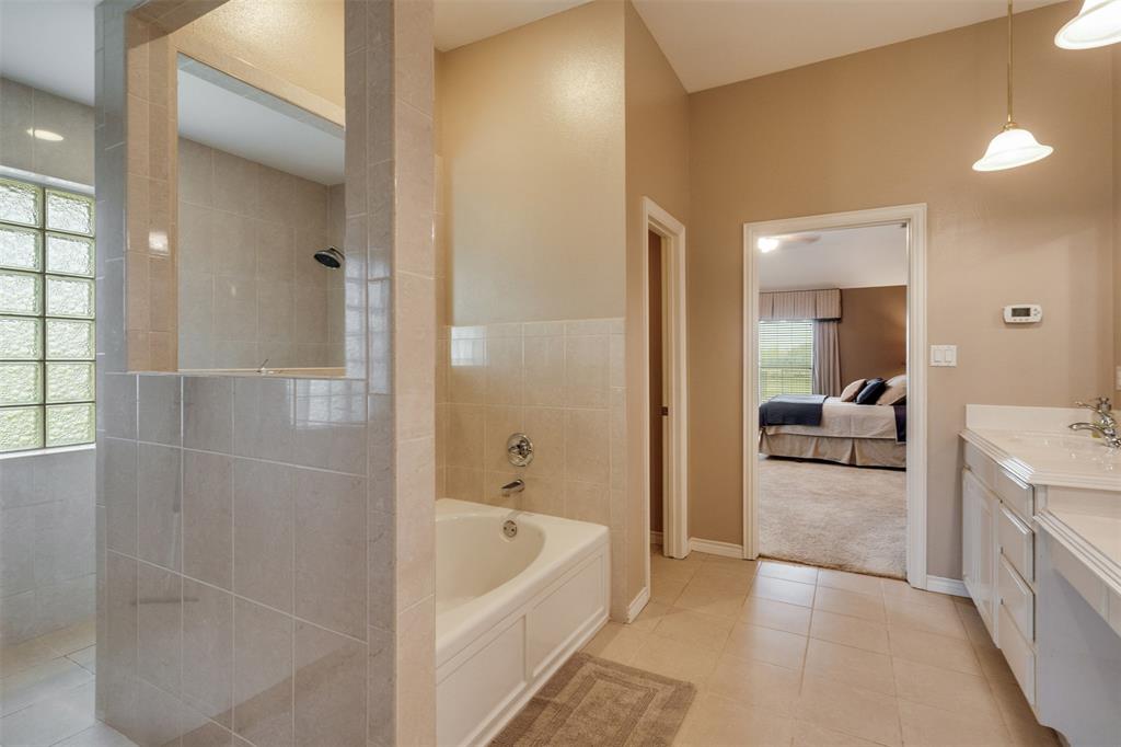6101 Kovarik Road Wichita Falls, TX 76310 - Photo 11 of 40 a en suite spacious bathroom with a tub shower and mirror