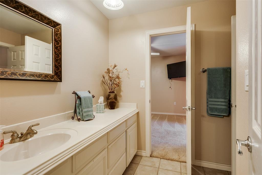 6101 Kovarik Road Wichita Falls, TX 76310 - Photo 15 of 40 a bathroom with a sink and a mirror