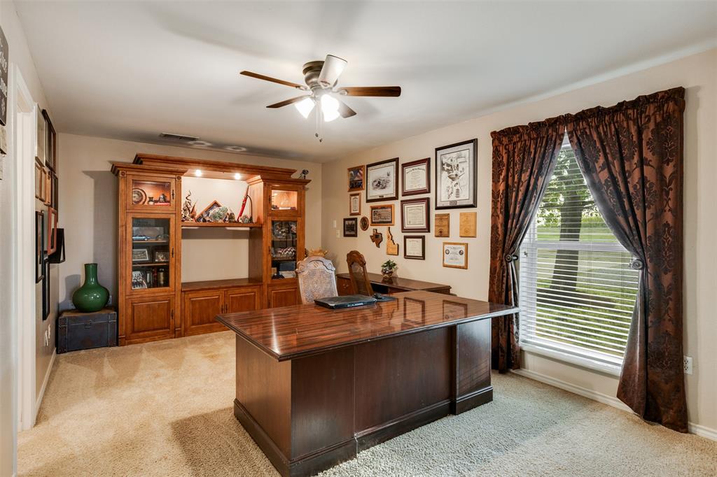 6101 Kovarik Road Wichita Falls, TX 76310 - Photo 24 of 40 a living room with furniture and a window