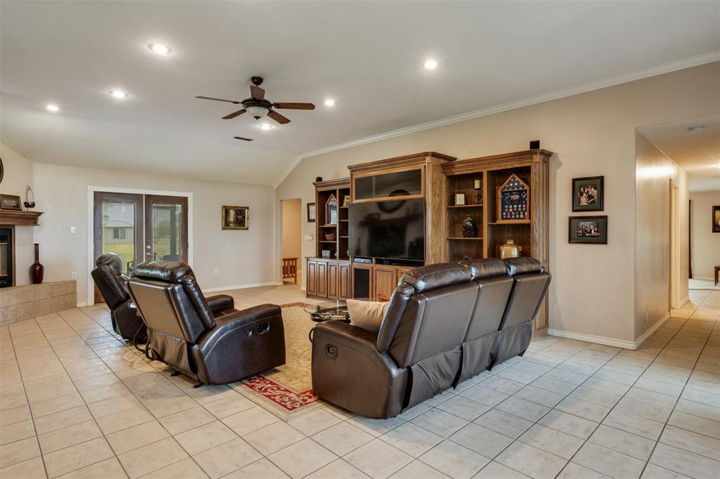 6101 Kovarik Road Wichita Falls, TX 76310 - Photo 4 of 40 a living room with furniture
