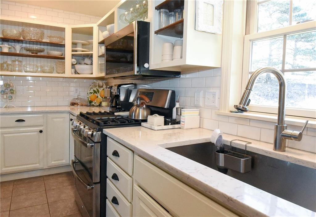 757 Chapel Road Aliquippa, PA 15001 - Photo 4 of 25 NEW STAINLESS APPLIANCES, GREAT BACK SPLASH AND VERY COOOOOOL FARM SINK!