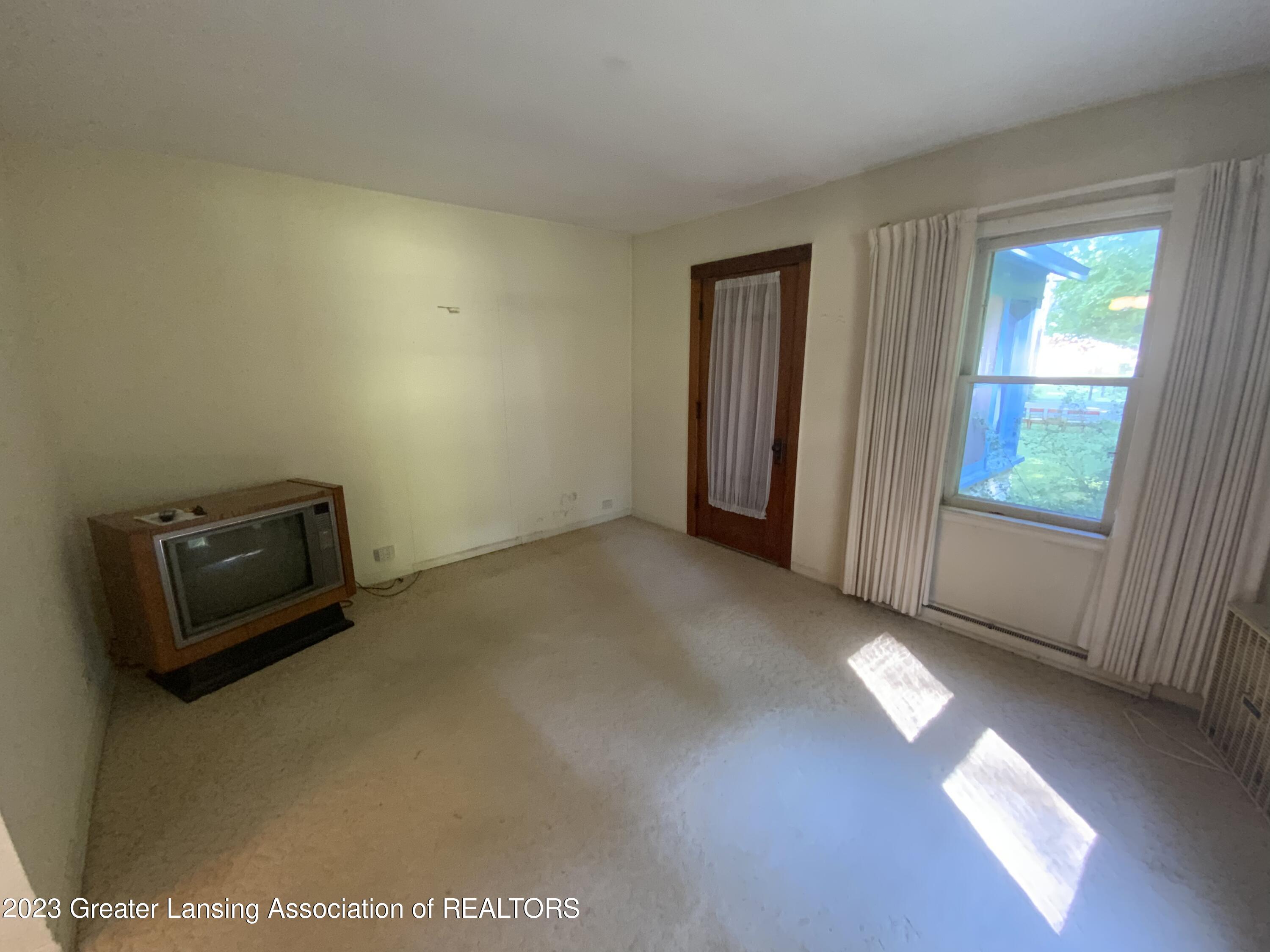 4945 Wilcox Road Holt, MI 48842 - Photo 26 of 44 Living Room