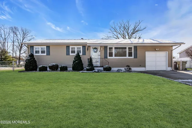 $450,000 | 20 Fairwood Drive, Bayville, NJ 08721