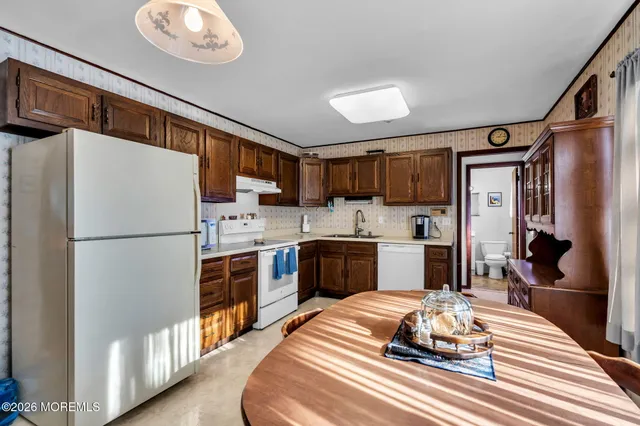 $450,000 | 20 Fairwood Drive, Bayville, NJ 08721