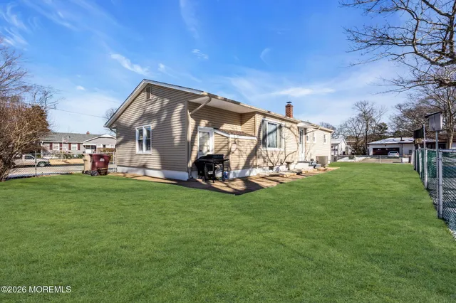 $450,000 | 20 Fairwood Drive, Bayville, NJ 08721