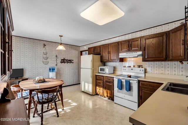 $450,000 | 20 Fairwood Drive, Bayville, NJ 08721