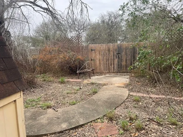 a view of a backyard